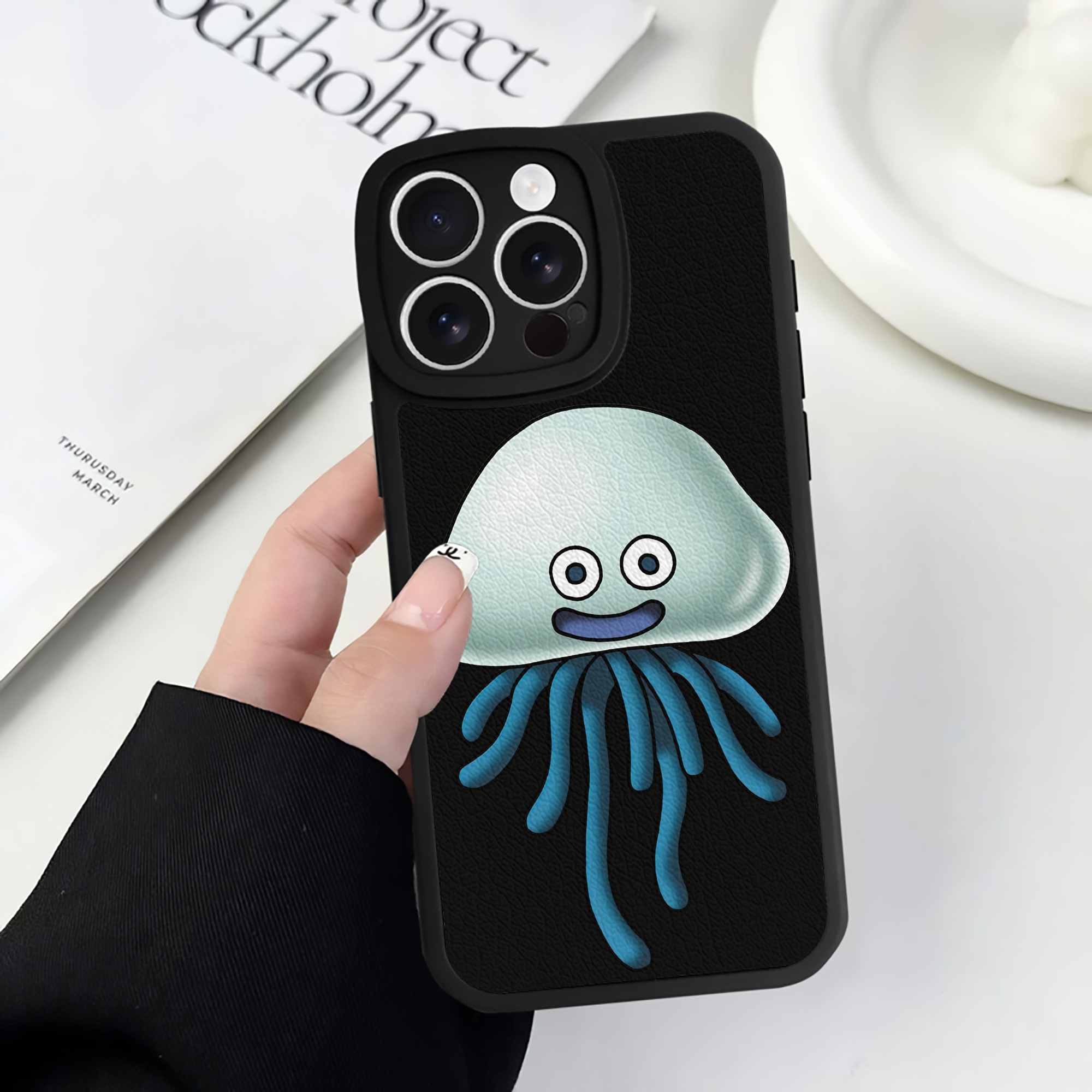 （画像用） ドラゴンクエスト Doragon Kuesuto Dragon Quest 【iPhone 16シリーズ対応】シリコンスマホケース（レザー調） 材質：シリコン